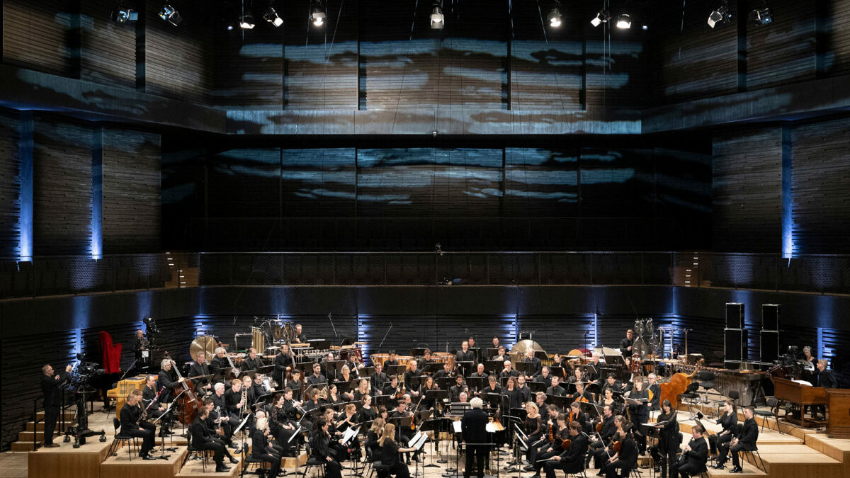 Chor und Symphonieorchester des BR mit Sir Simon Rattle im musica viva-Konzert in der Münchner Isarphilharmonie am 13.10.2023 © BR/Astrid Ackermann