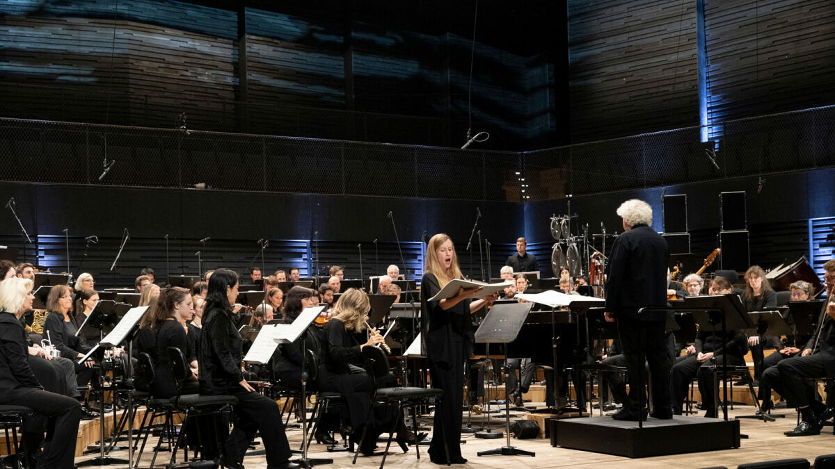 Chor und Symphonieorchester des BR mit Sir Simon Rattle im musica viva-Konzert in der Münchner Isarphilharmonie am 13.10.2023 © BR/Astrid Ackermann