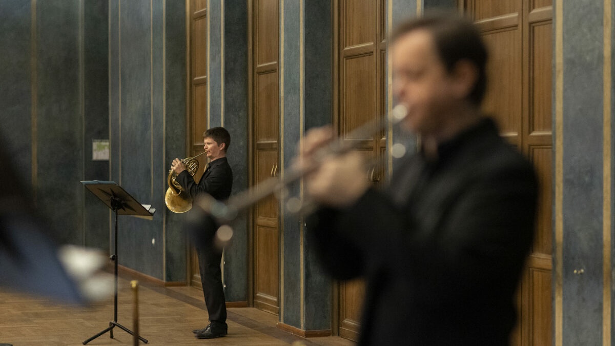 Carsten Duffin (Solo-Horn) und ein Trompeter des BRSO im Konzert der musica viva am 12.05.2023 © Astrid Ackermann