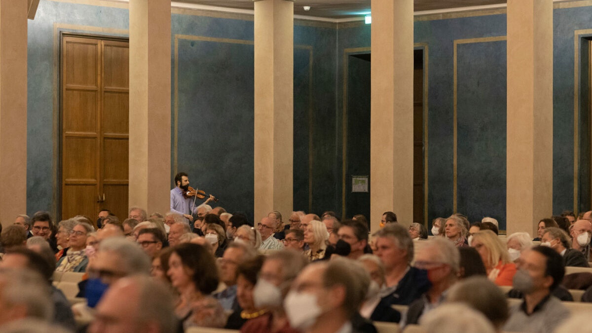 Ilya Gringolts mit Publikum im Saal, 2022 © Astrid Ackermann